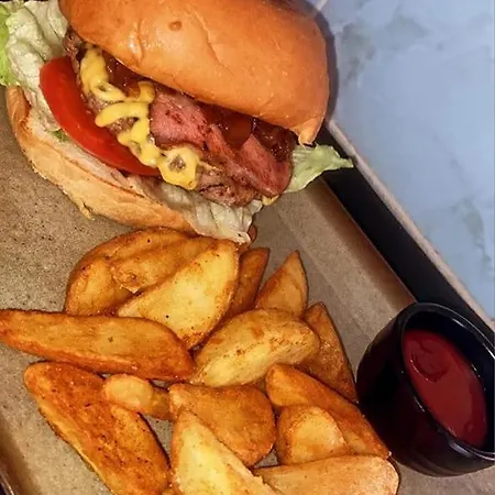 Отель Daphne 3*